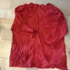 赤い刺繍入り五分袖シャツ