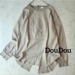 DouDouドゥドゥ　天竺エンボスロゴロンTEE　ベージュ トップス　カットソー