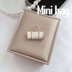 ミニバッグ 白 ブローチ 上品 シンプル ワンピース モノトーン 上品 通勤