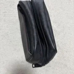 黒 合成皮革 クラッチバッグ ロゴ入り