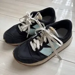 ブルー スニーカー