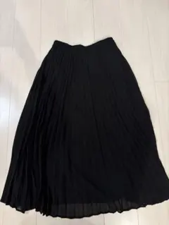 黒のプリーツロングスカート