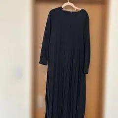 黒のプリーツワンピース（長袖）