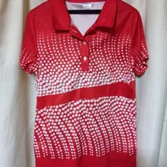 赤いドットパターンポロシャツ
