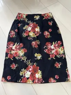 美品⭐︎ロイヤルパーティー 薔薇花柄タイトスカート ブラックのサムネイル