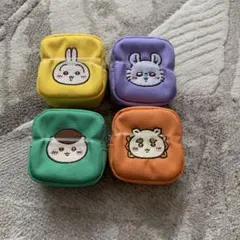 ちいかわ　カラビナつき刺繍スクエアミニポーチ