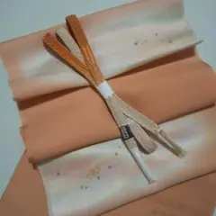 和装小物 落ちついたオレンジがかっているピンクに金、グレー柄入帯揚げ帯締めセット