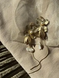 花モチーフ ゴールド イヤリング