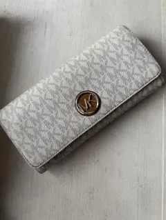 新品未使用MICHAEL KORS 二つ折り財布 ホワイト/グレー MICHAEL KORS ホワイト二つ折り財布 - メルカリ