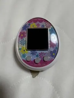 たまごっちみーつ パステルカラー ホワイト フラワー柄 動作確認済み 生産終了 たまごっちみーつ パステルカラー・ホワイト（フラワー柄） - メルカリ