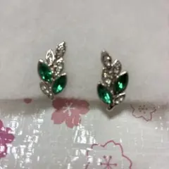 限定価格　昭和レトロ　エメラルドグリーン リーフデザイン イヤリング