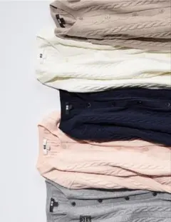 ユニクロ　ケーブルクルーネックカーディガン