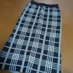 黒と白のチェック柄タイトスカート