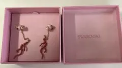 Swarovski レッド チェーン付きピアス
