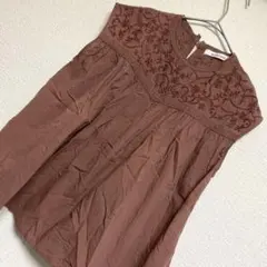 archives アルシーブ　ブラウン刺繍フレアトップス　ノースリーブシャツ　M