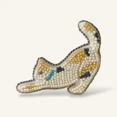 伸び猫　(三毛猫)　ビーズ刺繍ブローチ