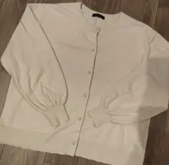 アイボリー ボタン付きニットカーディガン