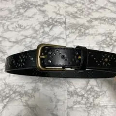 黒いレザーベルト穴あきデザイン　スタッズ