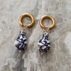 和柄ピアスアクセサリー　ゴールド調　陶器調　レア柄