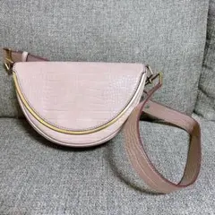 チャールズアンドキース くすみピンク ショルダーバッグ、クロコ型押し