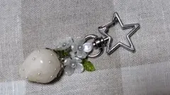 いちごのチャーム　ホワイト✕ベージュキーホルダー　星型　未使用品