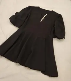 パール付きパフスリーブペプラムブラウス