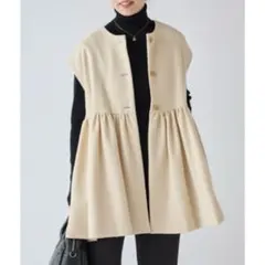 ベージュ　アイボリー ノースリーブ フレアベスト　ジレ