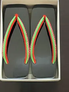 伝統的な黒い下駄 赤緑帯付き