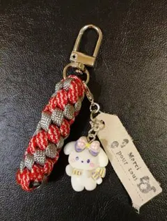 ⑳ 白い犬の女の子 イヌチャーム　パラコードキーホルダー　革タグ
