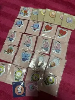 ファミリーマート限定BT21 キーホルダー 、缶バッジ