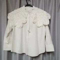 フリル襟付きホワイト長袖シャツ