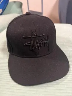 【美品】STUSSY 大人気のALLブラック ♪ スナップバックキャップ