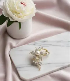 フラワー　パール ブローチ ゴールド