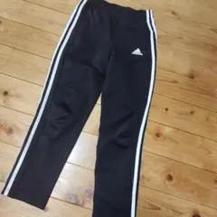 アディダス　adidas　キッズ　テーパードパンツ　　ジャージ　140センチのサムネイル