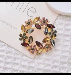 【週末SALE♪】花束リース風ビジューブローチ　華やか　アクセント　夏　バッグ