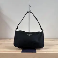 美品　PRADA 三角ロゴ　ナイロン素材　アクセサリーポーチ　バッグ　ブラック