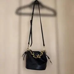 ブラック ショルダーバッグ ゴールドチェーン付き