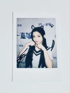 illit bomb yzy ポラロイド イロハ