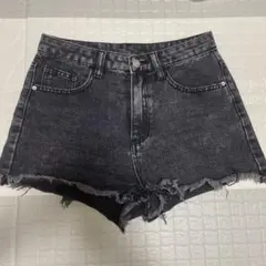 ブラック デニム ショートパンツ ダメージ加工 - メルカリ