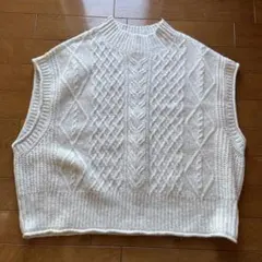 アイボリー ケーブル編み ニットベスト