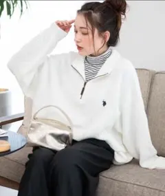 ポロ刺繍入りホワイトジップアップセーター