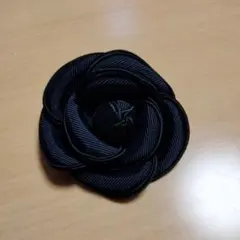 黒い花形コサージュ