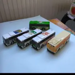 トミカ　ラッピングバス等4台セットプラスオマケにハローキティバスのセット