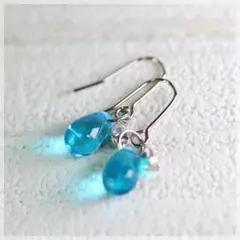 硝子の雫ピアス　ステンレス製　アクアマリンブルー　ドロップ　イヤリング　樹脂 他