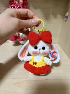 可愛いウサギのキーホルダー、あみぐるみ。