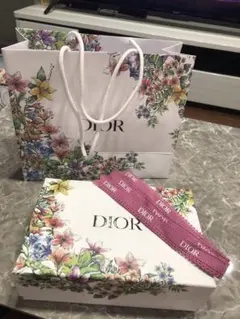 Dior 限定 ショップバック＆プレゼント用箱＆香水、美容液などのおまけ付き