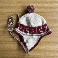 赤と白のポンポン付きニット帽