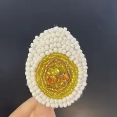 ビーズゆでたまごブローチ ハンドメイド ビーズ刺繍