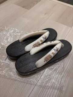花柄刺繍付き黒下駄