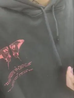 adidas蝶のグラフィック付きグレーパーカー